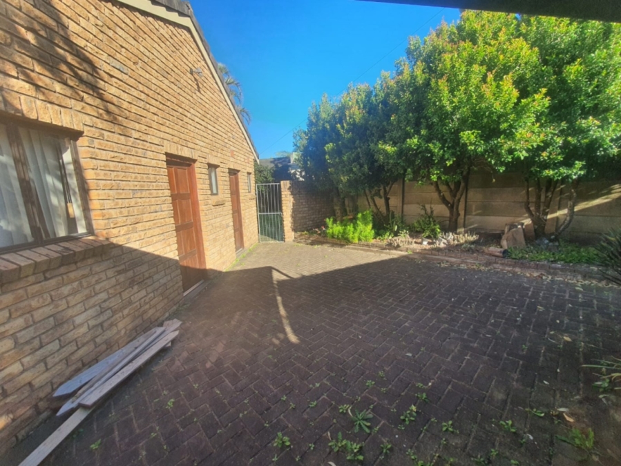 To Let 4 Bedroom Property for Rent in Beacon Bay Eastern Cape
